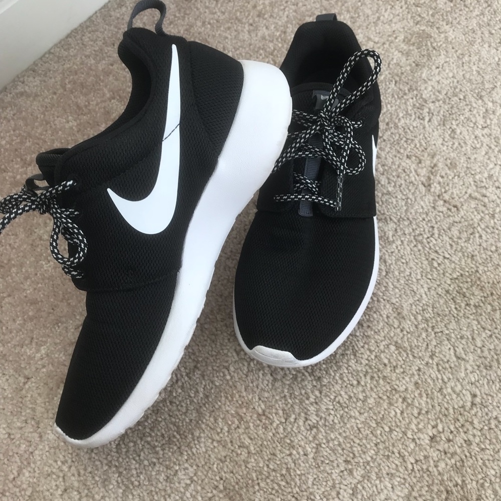 Black Nike Tennis Shoes